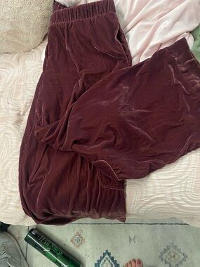 Universal Thread Velvet Pants in Wine